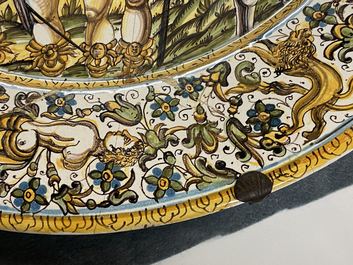 Un grand plat armori&eacute; en majolique italienne, atelier de Francesco Grue, Castelli, 17&egrave;me
